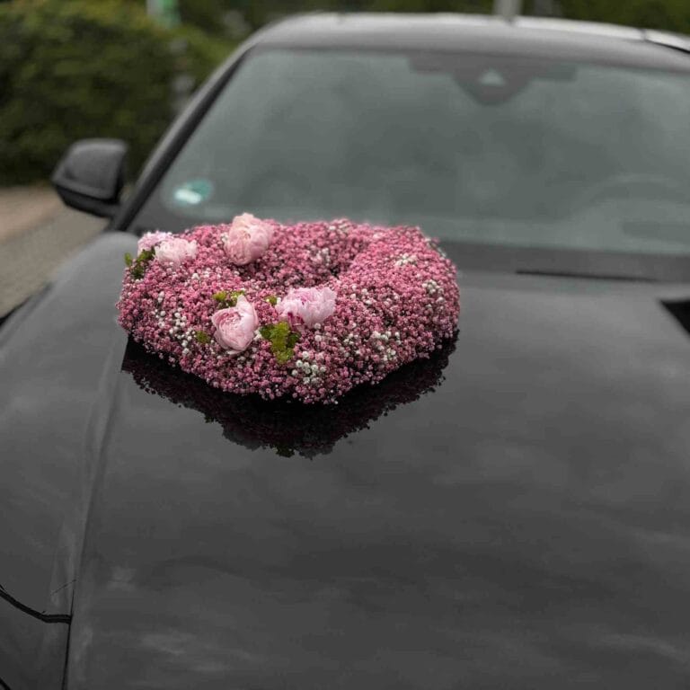 Autoschmuck mit Pfingstrosen