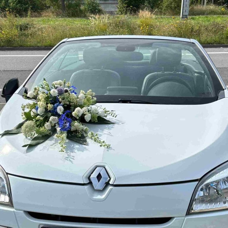 Autoschmuck in Weiß und Blau, passend zum Brautstrauß