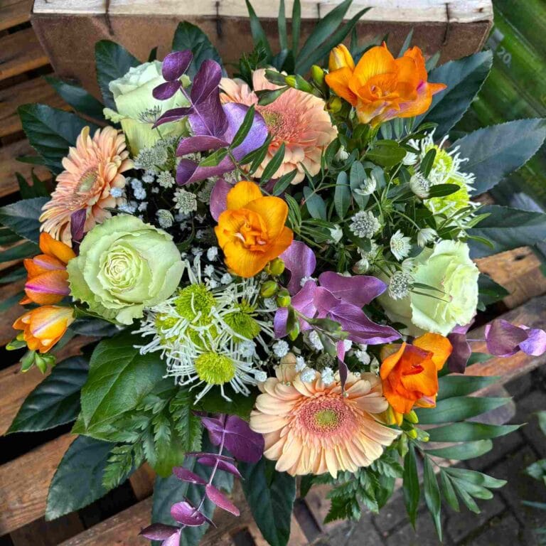 Bunter Geschenkstrauß von Blumen Geißler