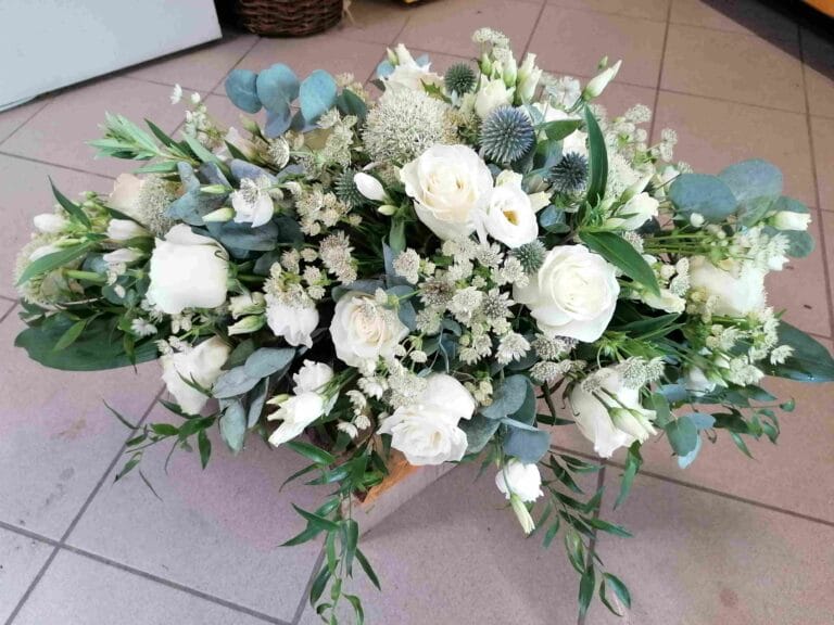 Sargauflage aus Blumen, 100 cm