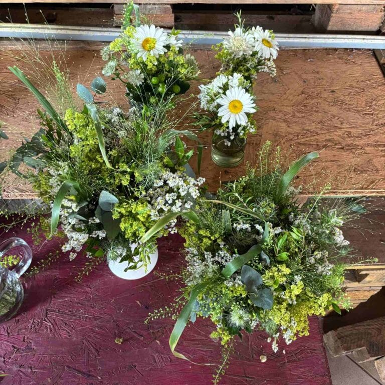Tischdekoration mit Blumen für die Hochzeit